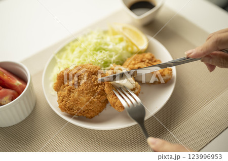 ホタテフライフォークとナイフ ホタテフライフォークとナイフ 123996953