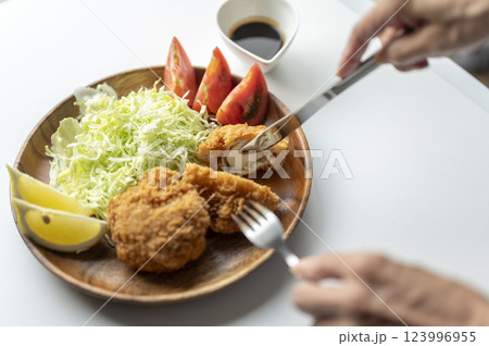 ホタテフライフォークとナイフ ホタテフライフォークとナイフ 123996955