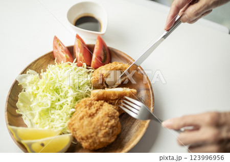 ホタテフライフォークとナイフ ホタテフライフォークとナイフ 123996956
