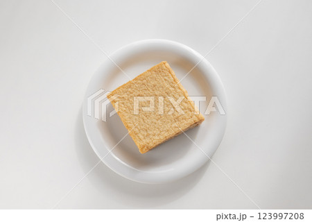 ヘルシー食材厚揚げ 123997208