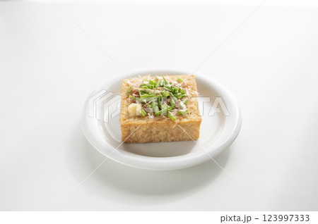 おいしそうな厚揚げ 123997333