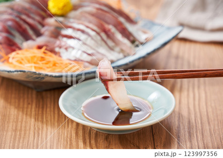お皿に盛り付けた新鮮な真アジの刺身 123997356