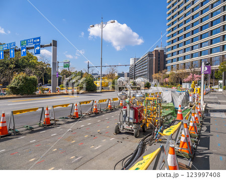 東京都市風景 都心部の道路工事現場 東京都市風景 都心部の道路工事現場 123997408