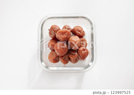 日本伝統的食材梅干し 日本伝統的食材梅干し 123997525