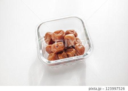 日本伝統的食材梅干し 123997526