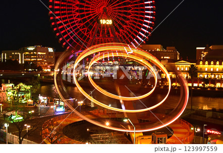横浜みなとみらいの夜景　コスモワールド 123997559