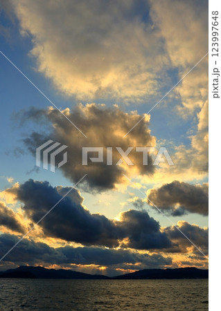夕暮れ時の瀬戸内風景 (広長浜地区にて) 123997648