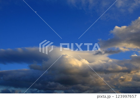 夕方の空 123997657