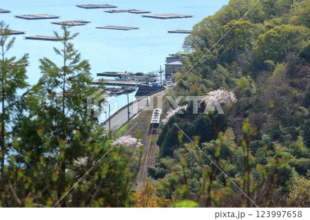 ローカル線と穏やかな春の瀬戸内風景 ローカル線と穏やかな春の瀬戸内風景 123997658