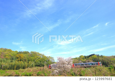 ローカル線が走る 春の里山風景 ローカル線が走る 春の里山風景 123997681