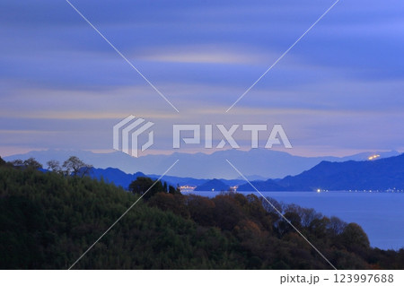 安浦町(広島県呉市)から とびしま海道 四国方面を望む 123997688