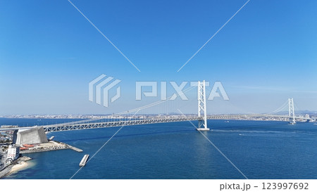 快晴の青空をバックに撮影した明石海峡大橋 123997692
