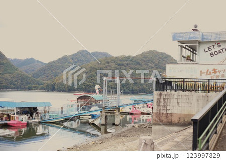 レトロな湖畔の街並み レトロな湖畔の街並み 123997829