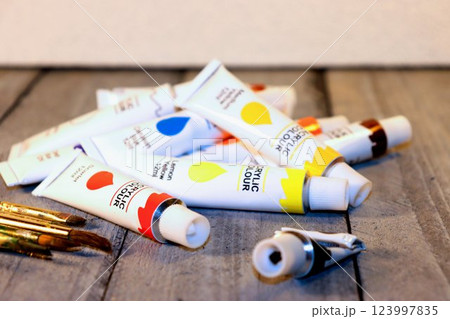 Tubes of acrylic paint lie on the table Tubes of acrylic paint lie on the table 123997835