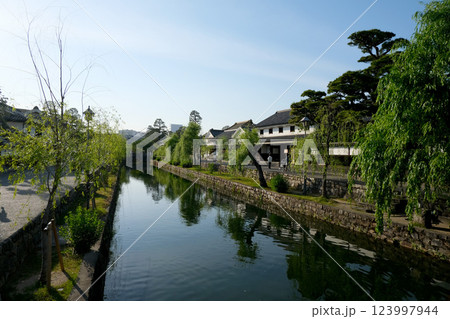 岡山県倉敷市_倉敷美観地区中橋から北西側風景1_2024年5月 岡山県倉敷市_倉敷美観地区中橋から北西側風景1_2024年5月 123997944
