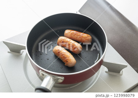 フライパンで焼くウインナー 123998079
