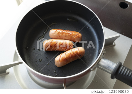 フライパンで焼くウインナー フライパンで焼くウインナー 123998080
