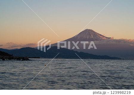 朝焼けの富士山と波打ち際 123998219
