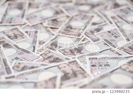 10,000円　沢山　散らばる 123998235