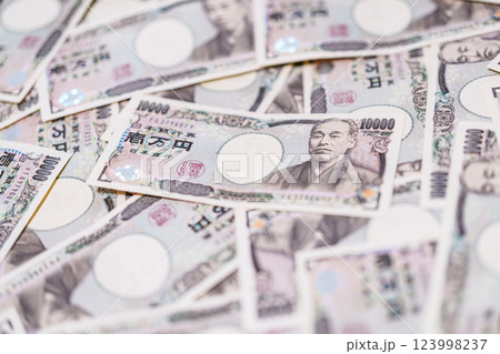 10,000円　沢山　散らばる 123998237