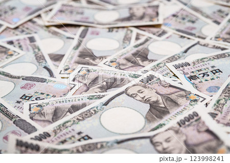 10,000円　沢山　散らばる 123998241