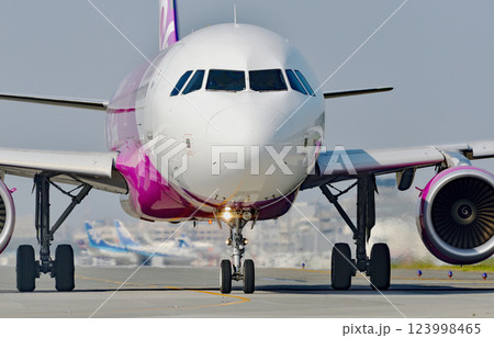 ピーチA320福岡空港タキシング 123998465