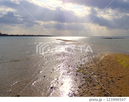 泡瀬干潟の砂州に冬の晴れ間の光芒が射す 泡瀬干潟の砂州に冬の晴れ間の光芒が射す 123998507