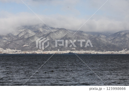 琵琶湖と雪の残る冬の山 琵琶湖と雪の残る冬の山 123998666