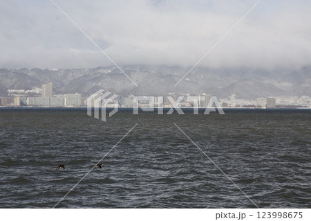 琵琶湖と雪の残る冬の山 琵琶湖と雪の残る冬の山 123998675