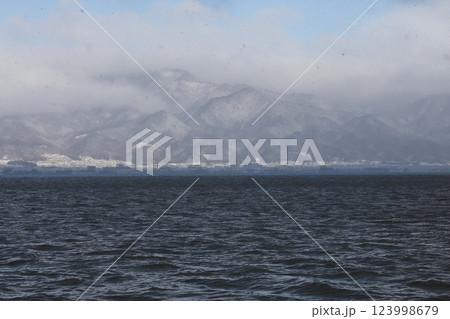 琵琶湖から見た冬の山 123998679