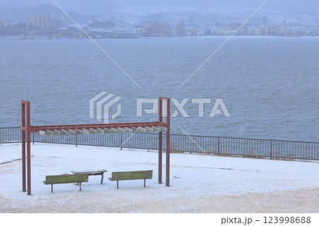 琵琶湖と雪とベンチ 琵琶湖と雪とベンチ 123998688