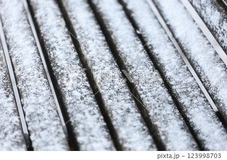 雪に埋もれたベンチ 雪に埋もれたベンチ 123998703