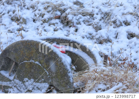 雪の中の給水栓 雪の中の給水栓 123998717