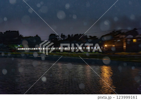 豪雨の中を走るE217系 123999161