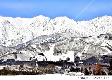 白馬三山、白馬岩岳マウンテンリゾート方面を望む(長野県白馬村)【2025.3】 123999177