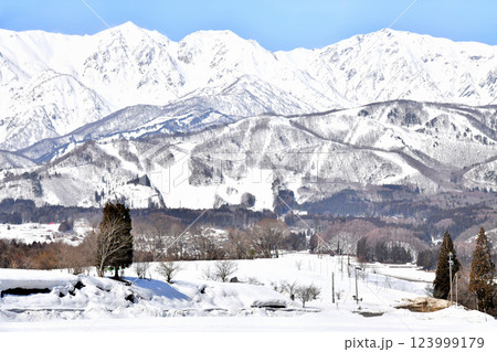 白馬三山、白馬岩岳マウンテンリゾート方面を望む(長野県白馬村)【2025.3】 123999179
