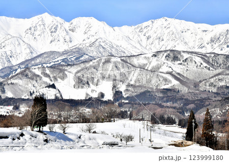 白馬三山、白馬岩岳マウンテンリゾート方面を望む(長野県白馬村)【2025.3】 123999180