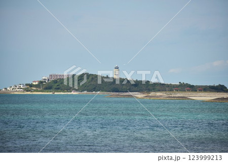 瀬長島のウミカジテラスと那覇空港の管制塔 瀬長島のウミカジテラスと那覇空港の管制塔 123999213