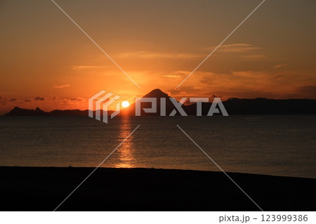 開聞岳と夕日(神川キャンプ場) 開聞岳と夕日(神川キャンプ場) 123999386