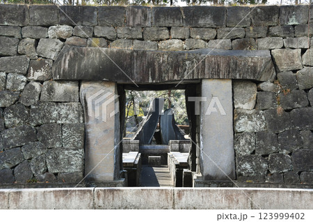 高崎城の石垣の奥に 123999402