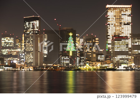 豊洲から見る東京都心の夜景ピンボケ 豊洲から見る東京都心の夜景ピンボケ 123999479