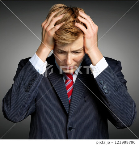 後悔するビジネスマン　イラスト 123999790