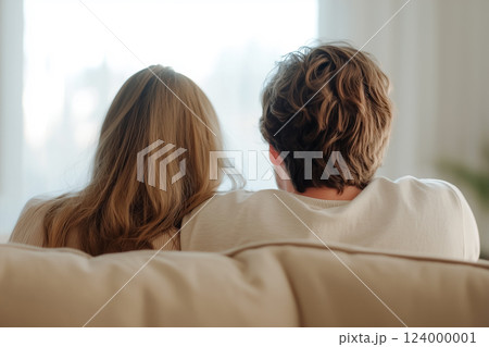 愛情に満ちたカップルが、スタイリッシュなリビングルームで穏やかな午後を楽しんでいる 124000001