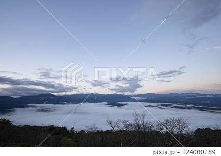 秩父美の山から見る秩父盆地の朝の雲海 124000289