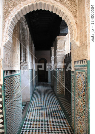 モロッコ、フェズ、メディナ(旧市街)、ブー・イナニア神学校(マドラサ) モロッコ、フェズ、メディナ(旧市街)、ブー・イナニア神学校(マドラサ) 124000584