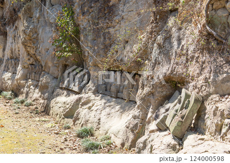 岩殿観音正法寺：切り立った崖に並ぶ石仏群／埼玉県東松山市 124000598