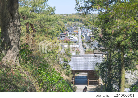 岩殿観音正法寺:新緑の間に見下ろす山門と門前町/埼玉県東松山市 岩殿観音正法寺:新緑の間に見下ろす山門と門前町/埼玉県東松山市 124000601