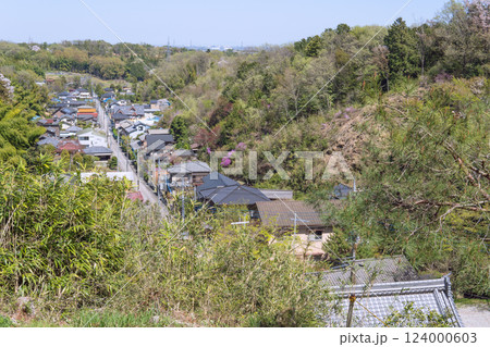 岩殿観音正法寺：参道を挟んで並ぶ街並みを見下ろす風景／埼玉県東松山市 124000603