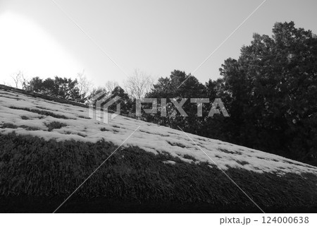 茅葺屋根に積もった雪の風景5 124000638