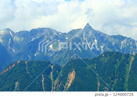 常念岳から見る夏の槍ヶ岳 124000726